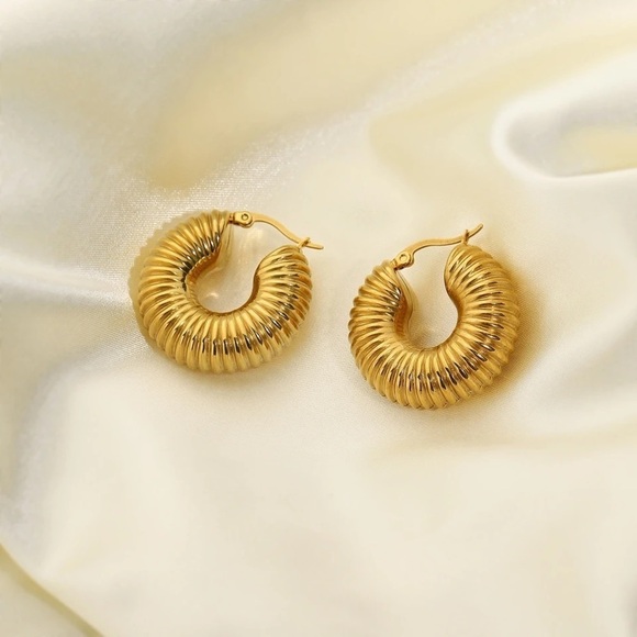 18k Gold Plated Shell Hollow Hoop Earrings - Picture 4 of 9